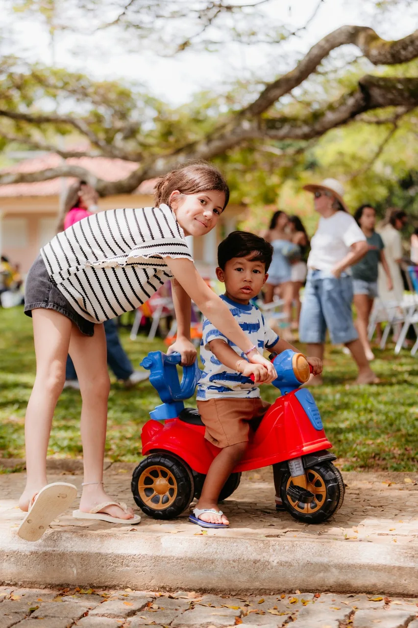Crianças juntas na Festa das Células e Batismos