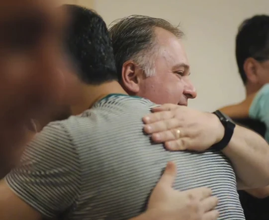 Pessoas se abraçando na Memorial